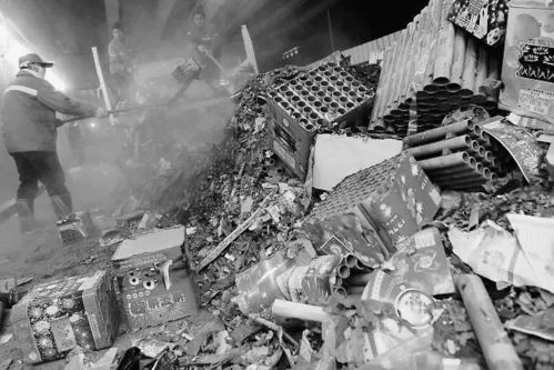 北京五環路內擬全面禁放煙花爆竹 春節民俗與公共安全的再平衡\n\n近日，北京市有關部門提出了關于五環路內擬全面禁放煙花爆竹的草案，這意味著在春節期間——這一傳統上燃放煙花爆竹的高峰時段，也將被納入禁止范圍。該草案引發了廣泛關注和亟待討論的平衡問題 究竟應當如何在尊重傳統文化的基系基礎上管理城市公共安全？日用雜品行業及市民對此不應冷漠——這是一個需要用節料添綠數字去評估的細膩提案。\n\n煙花爆竹作為春節民俗的一部分，承載著許多人的童年記憶中那份洋溢情感的過年場景狀如火龍的絢麗. 逢節即燃的喧囂樂音曾是一年